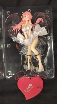 ララ・サタリン・デビルーク ドレススタイル 画像 1