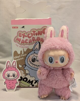 POP MART THE MONSTERS EXCITING MACARON LABUBU Lychee Berry Bild 1