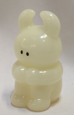 MEDICOMTOY VAG 10th Anniversary 1 Think UAMOU Glow in the Dark (・・) gambar 1