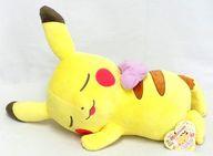 ぬいぐるみ ピカチュウ(目閉じ) ピカチュウきみにむちゅう めちゃでかぬいぐるみ〜おめかしピカチュウ〜 「ポケットモンスター」 ナムコ限定 画像 1