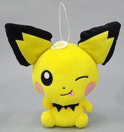 ぬいぐるみ ピチュー でっかいコロっとまんまるぬいぐるみ わるだくみ〜ニャース・ピチュー・ルカリオ〜 「ポケットモンスター」 imagen 1