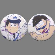 バッジ・ピンズ(キャラクター) カラ松 缶バッジ(2個セット) 「おそ松さん カラ松 描き下ろし養い抱き枕カバー」 予約特典