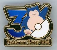 バッジ・ピンズ カビゴン ポケモン30周年ピンバッジ 「ポケットモンスター Pokemon Sleep 3rd Anniversary 横浜でみっけ! ポケモンねがおリサーチ」