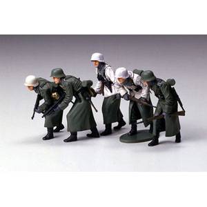 TAMIYA タミヤ 1/35 ドイツ冬季装備歩兵 進撃セット【35256】 プラモデル Bild 1