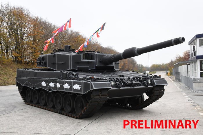 Revell (Germany) Leopard 2A4 - Special Decoration 40th anniversay (Plastic model) image 2