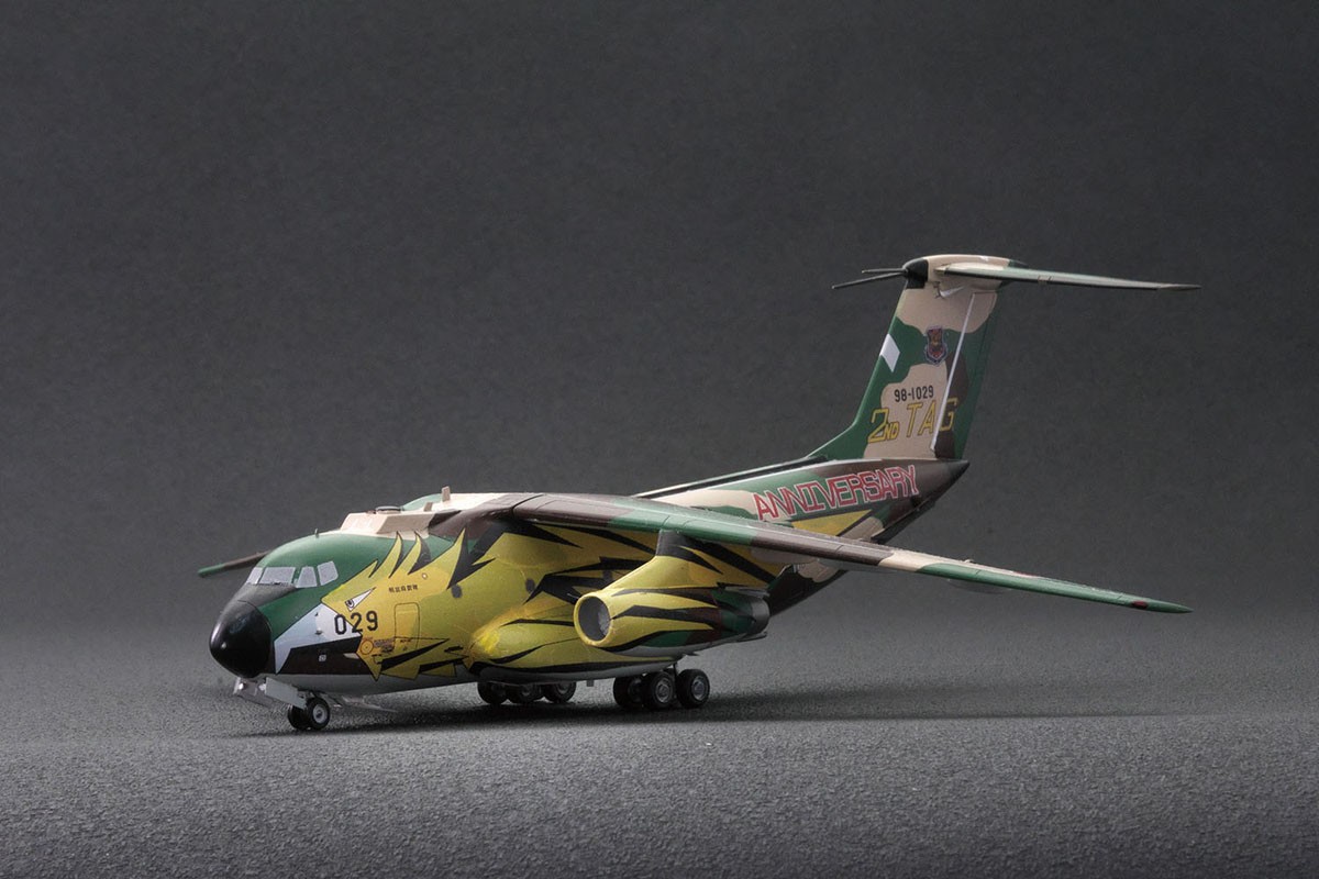 Platz JASDF Kawasaki C-1 2. Lufttransportgeschwader 1998 40. Jubiläum Lackiert (Plastikmodellbausatz) Bild 2
