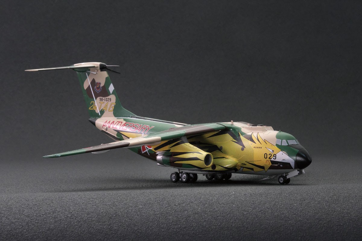 Platz JASDF Kawasaki C-1 2. Lufttransportgeschwader 1998 40. Jubiläum Lackiert (Plastikmodellbausatz) Bild 3