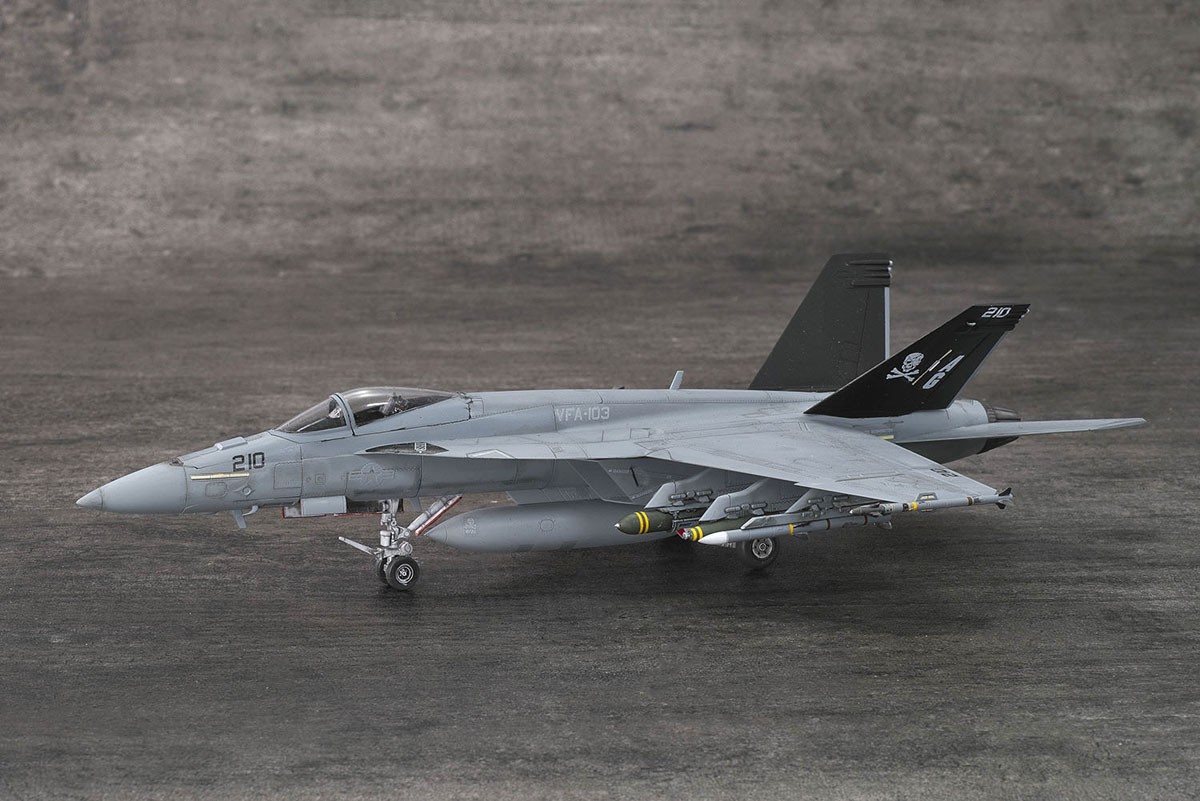Platz US Navy Carrier Fighter F/A-18E Super Hornet VFA-103 Jolly Rogers w/Masking Sheet (Plastic model) gambar 4