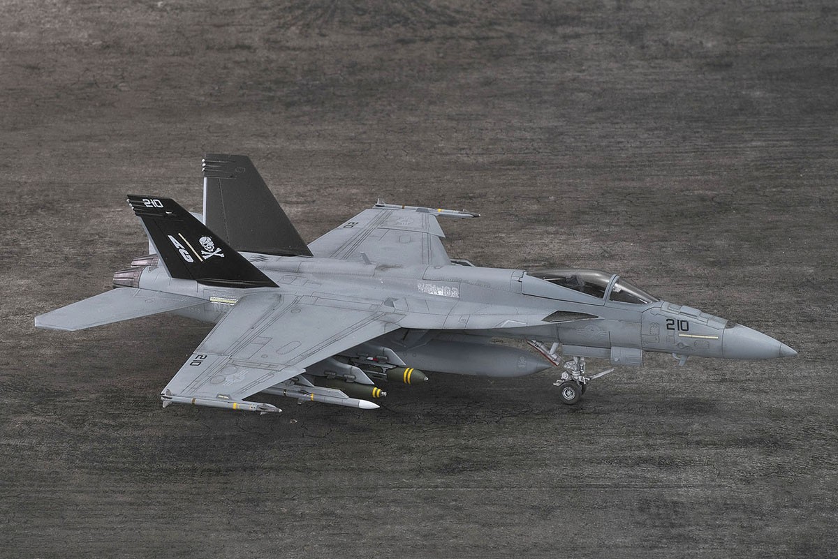 Platz US Navy Carrier Fighter F/A-18E Super Hornet VFA-103 Jolly Rogers w/Masking Sheet (Plastic model) gambar 6