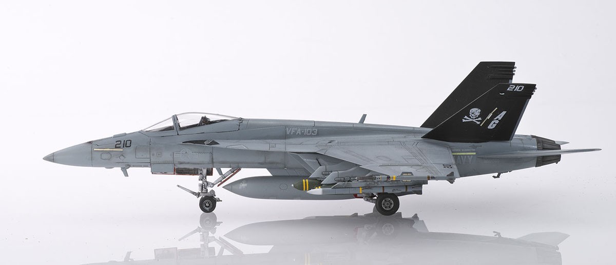 Platz US Navy Carrier Fighter F/A-18E Super Hornet VFA-103 Jolly Rogers w/Masking Sheet (Plastic model) gambar 7