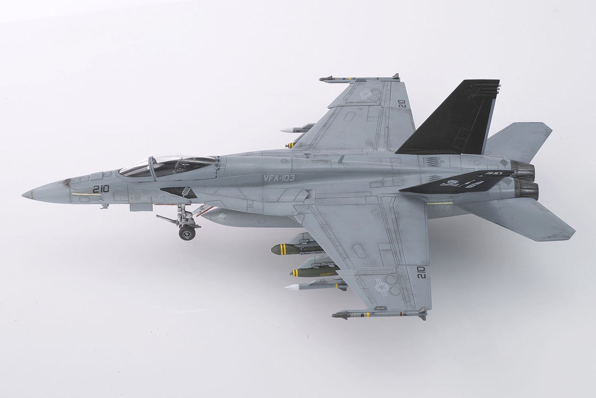 Platz US Navy Carrier Fighter F/A-18E Super Hornet VFA-103 Jolly Rogers w/Masking Sheet (Plastic model) gambar 8