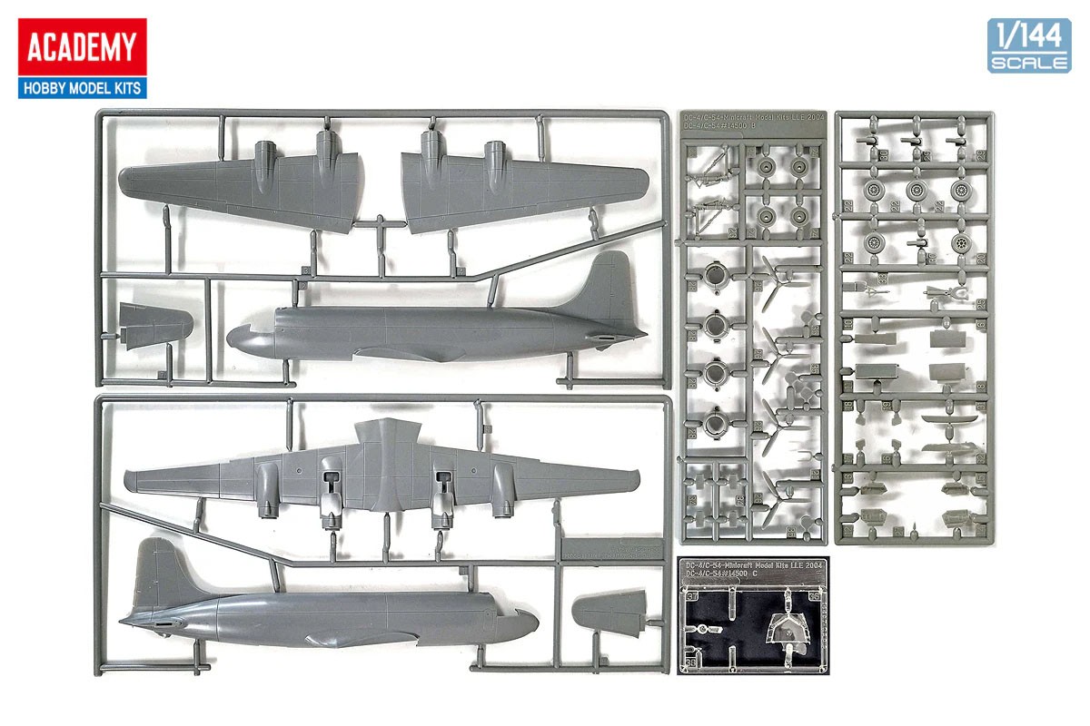 Academy C-54 Sky Master (Plastic model) image 4