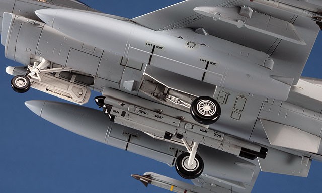 Hasegawa Aircraft Weapons VIII U.S. AAM & Jamming Pod (Plastikmodell) Bild 6