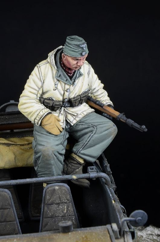 D-Day Miniatures Studio WSS Soldier sitting, Winter 1943-45 (for Tamiya) (Plastic model) image 3