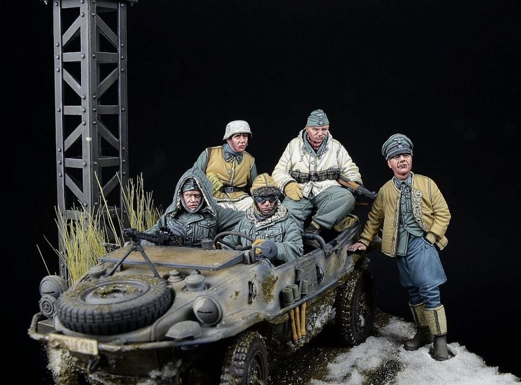 D-Day Miniatures Studio `Platz der Leibstandarte`, Kharkov 1943 - Fritz Witt &amp; LSSAH Schwimmwagen Crew (5 Figures) (Plastic model) image 3
