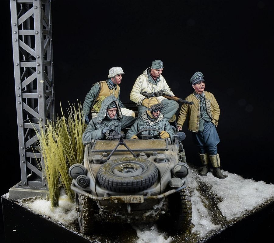 D-Day Miniatures Studio `Platz der Leibstandarte`, Kharkov 1943 - Fritz Witt &amp; LSSAH Schwimmwagen Crew (5 Figures) (Plastic model) image 4