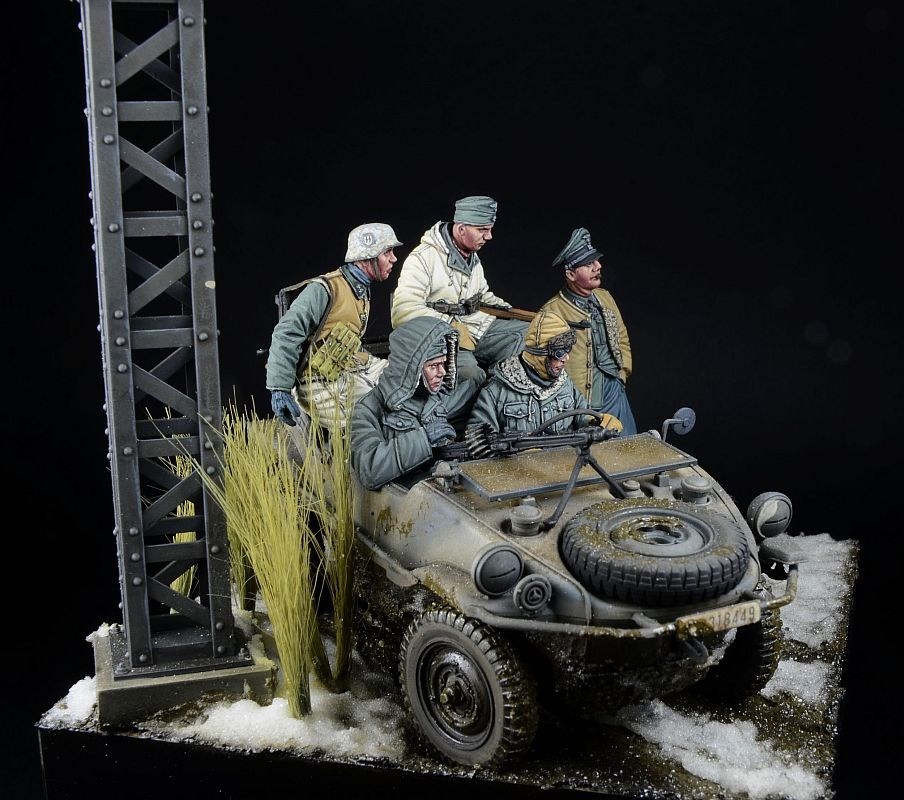 D-Day Miniatures Studio `Platz der Leibstandarte`, Kharkov 1943 - Fritz Witt &amp; LSSAH Schwimmwagen Crew (5 Figures) (Plastic model) image 5