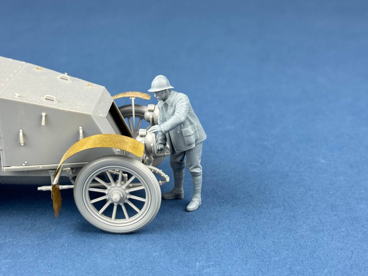 Copper State Models French Marine Armoured Car Driver Crank Starting a Car (Plastic model) gambar 3