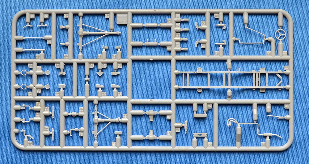 ACE Models Unimog S 404 pickup with folding cab top image 4