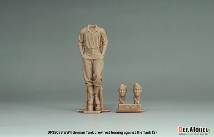 Def.Model WWII German Tank crew rest leaning against the Tank (2) (1Fig. 2head) image 3