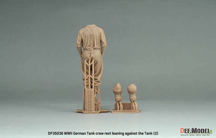 Def.Model WWII German Tank crew rest leaning against the Tank (2) (1Fig. 2head) image 4