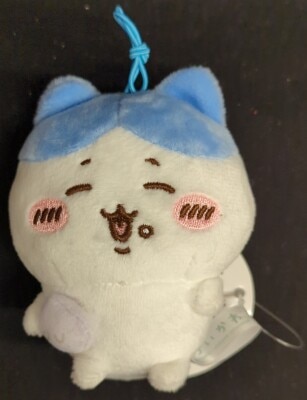 Parade full of cat mascots, Chiikawa, holding an onigiri (rice ball) imagen 1