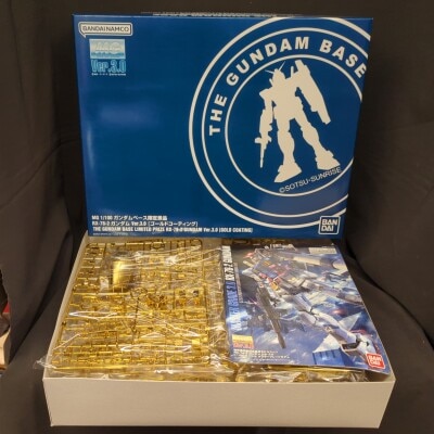 반다이 MG 1/100 모빌슈트 건담 RX-78-2 건담 버전 3.0 금색 코팅 건담 베이스 리미티드 이미지 1