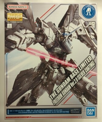 Bandai Spirits MG 1/100 Gundam Base Limited Bandai Namco Freedom Gundam Ver. 2.0 Silver Coating Bild 1