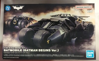 Bandai MODEL KIT BATMOBILE (BATMAN BIGINS VER) 1/35 Scale gambar 1