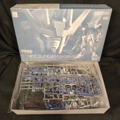 Bandai Namco RG 1/144 Mobile Suit Gundam Seed Strike Gundam Deactive Mode Bild 1