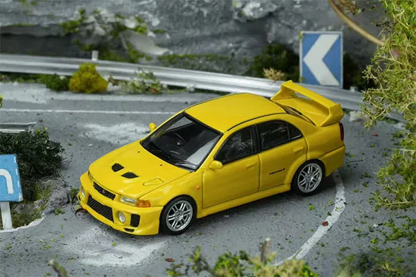 MOTORHELIX 1/64 Mitsubishi Lancer EVOLUTION V GSR Dandelion Yellow image 1