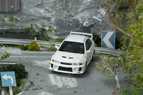 MOTORHELIX 1/64 Mitsubishi Lancer EVOLUTION V GSR Scotia White