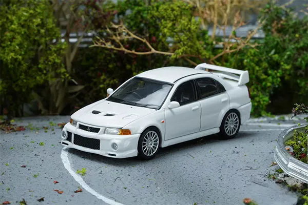 MOTORHELIX 1/64 Mitsubishi Lancer Evolution VI GSR Scotia White image 1