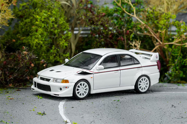 MOTORHELIX 1/64 Mitsubishi Lancer Evolution VI GSR T.M.E Scotia White