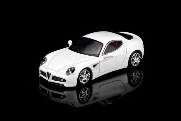MOTORHELIX 1/64 Alfa Romeo 8C Competizione 2008 Bianco Polare White