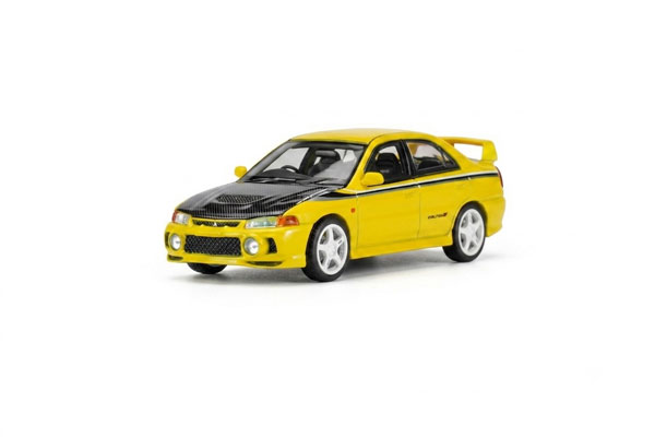 MOTORHELIX 1/64 Mitsubishi Lancer Evolution IV GSR Customized Yellow w/CF Bonnet