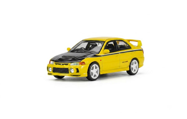 MOTORHELIX 1/64 Mitsubishi Lancer Evolution IV GSR Customized Yellow w/CF Bonnet Bild 1
