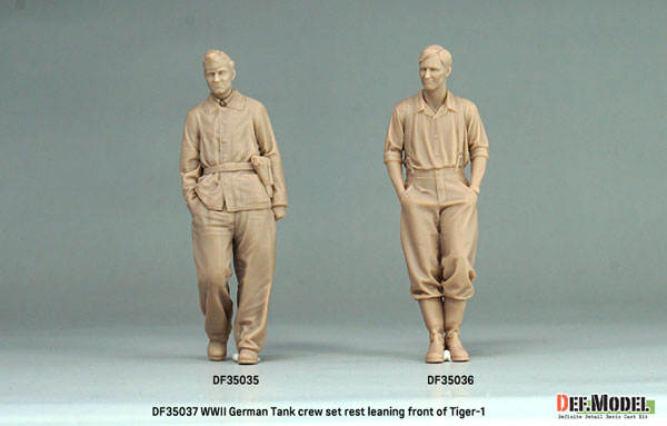 DEF. Model 1/35 WWII German Tiger I Crewmen on Break Set (2pcs.)