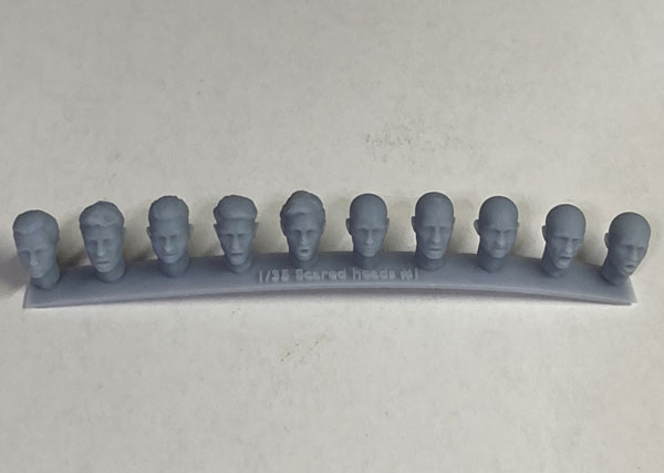 CHINO MODEL 1/35 Scared Heads Set