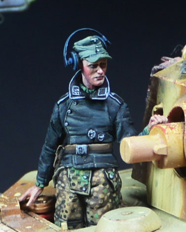 Darius Miniatures 1/35 WWII German King Tiger Heavy Tank Crew: Radio Operator 이미지 1