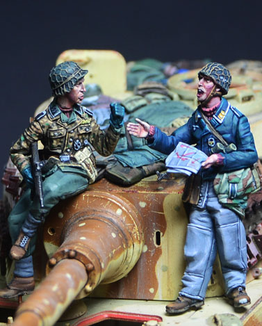 Darius Miniatures 1/35 WWII German Conversing Soldiers Set: Paratrooper/German Soldier (2 Figures)